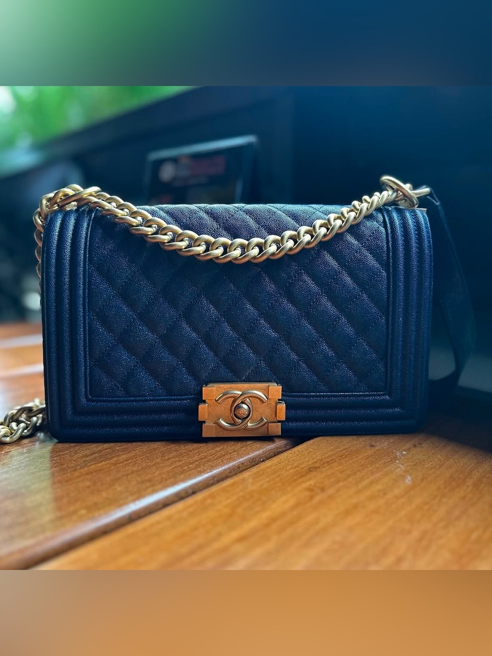 CHANEL Old Médium Boy-Bag. Blue Caviar aged Gold Hardware.